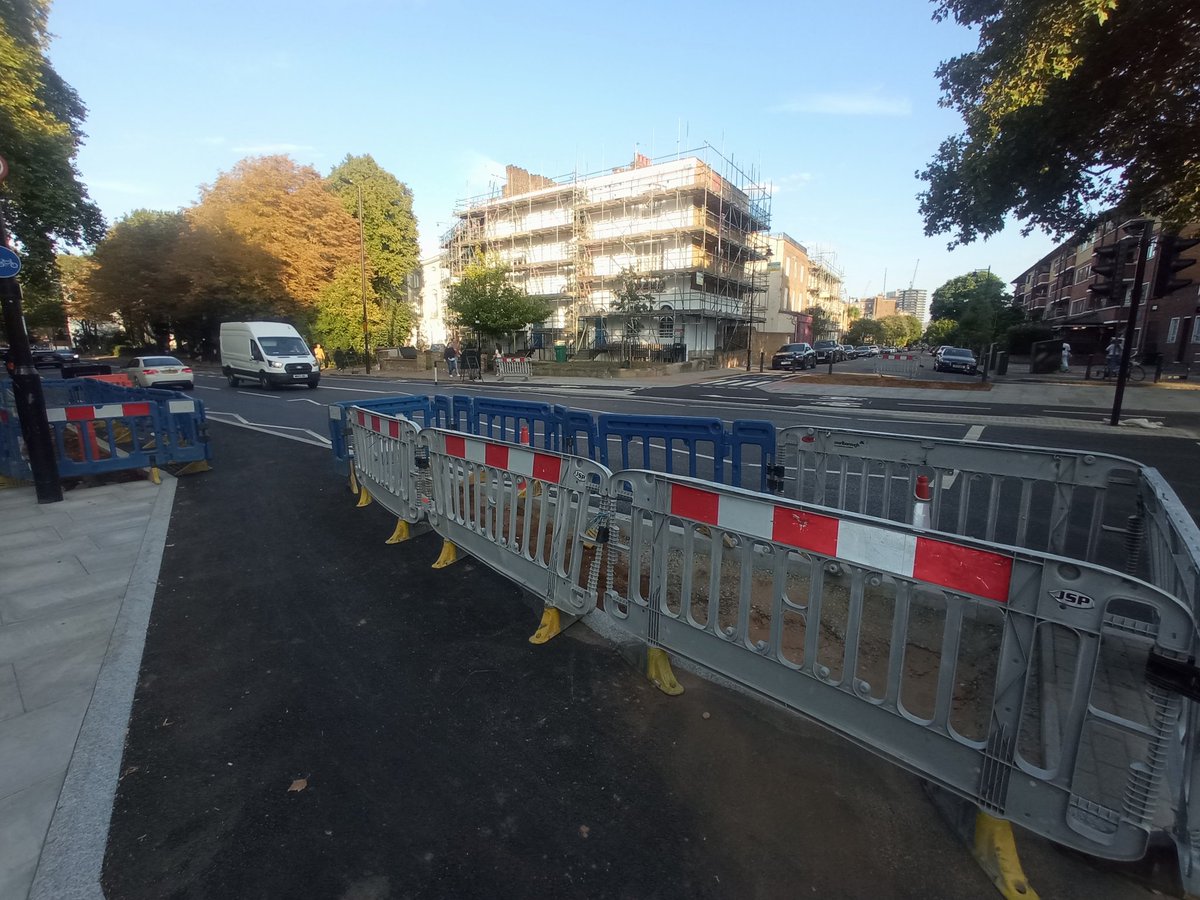 MacLondon tweet media