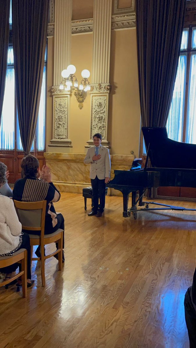 El pianista Paulo Sánchez Jiménez llenó de virtuosismo el Salón de Recepciones del MUNAL con obras de Bach, Beethoven, Schubert, Chopin, Debussy, Grieg y Ponce. 🎹✨

#MúsicaINBAL #JóvenesIntérpretes #Piano #MúsicaClásica #TalentoMexicano