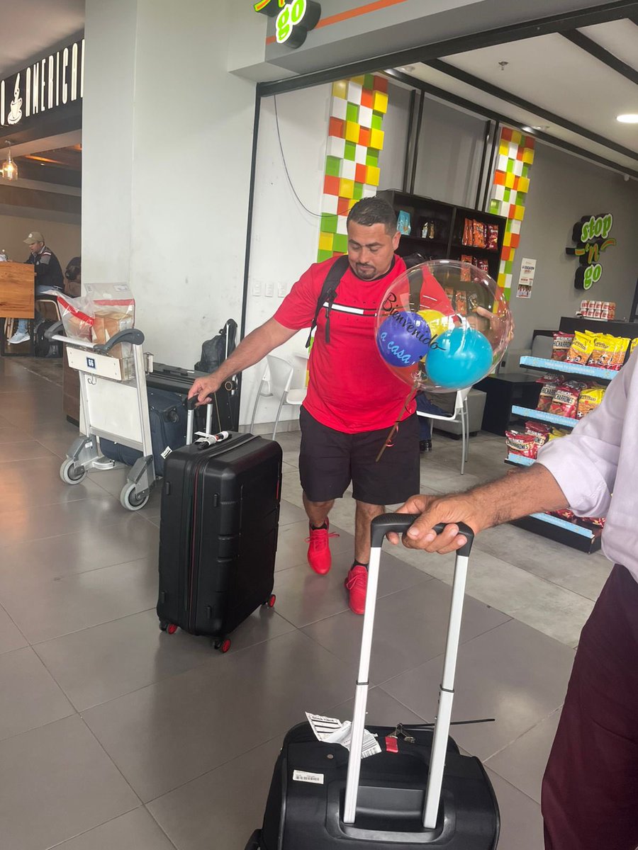 Mis viejos felices de ver a su hijo después de 25 años. 🥰🥰🥰🥰🥰