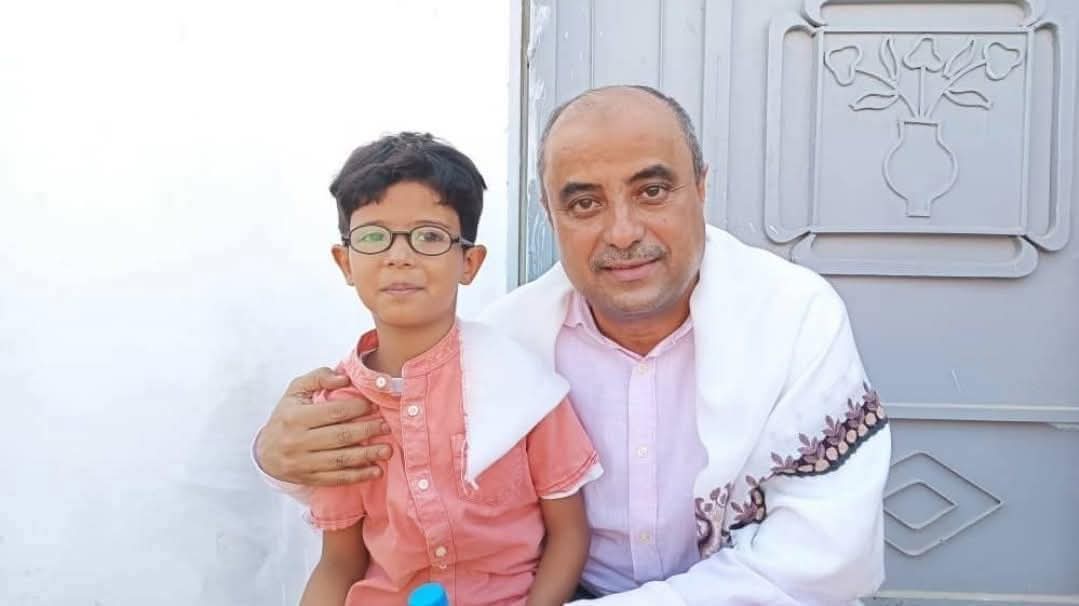 انصروا هذا الرجل الذي يخوض حالياً معركة شرسة مع الفسدة وعلى رأسهم العليمي وعدد من أعضاء الرئاسي بسبب ايقاف بن بريك الإعاشات التي تصرف شهريا لحوالي 12 ألف شخص وهو الرقم الأكثر دقة لمن يعيشون في الخارج على حساب الإعاشات من عائلات وأقارب المسؤولين وأقل شخص  يستلم 5 ألف دولار شهريا"