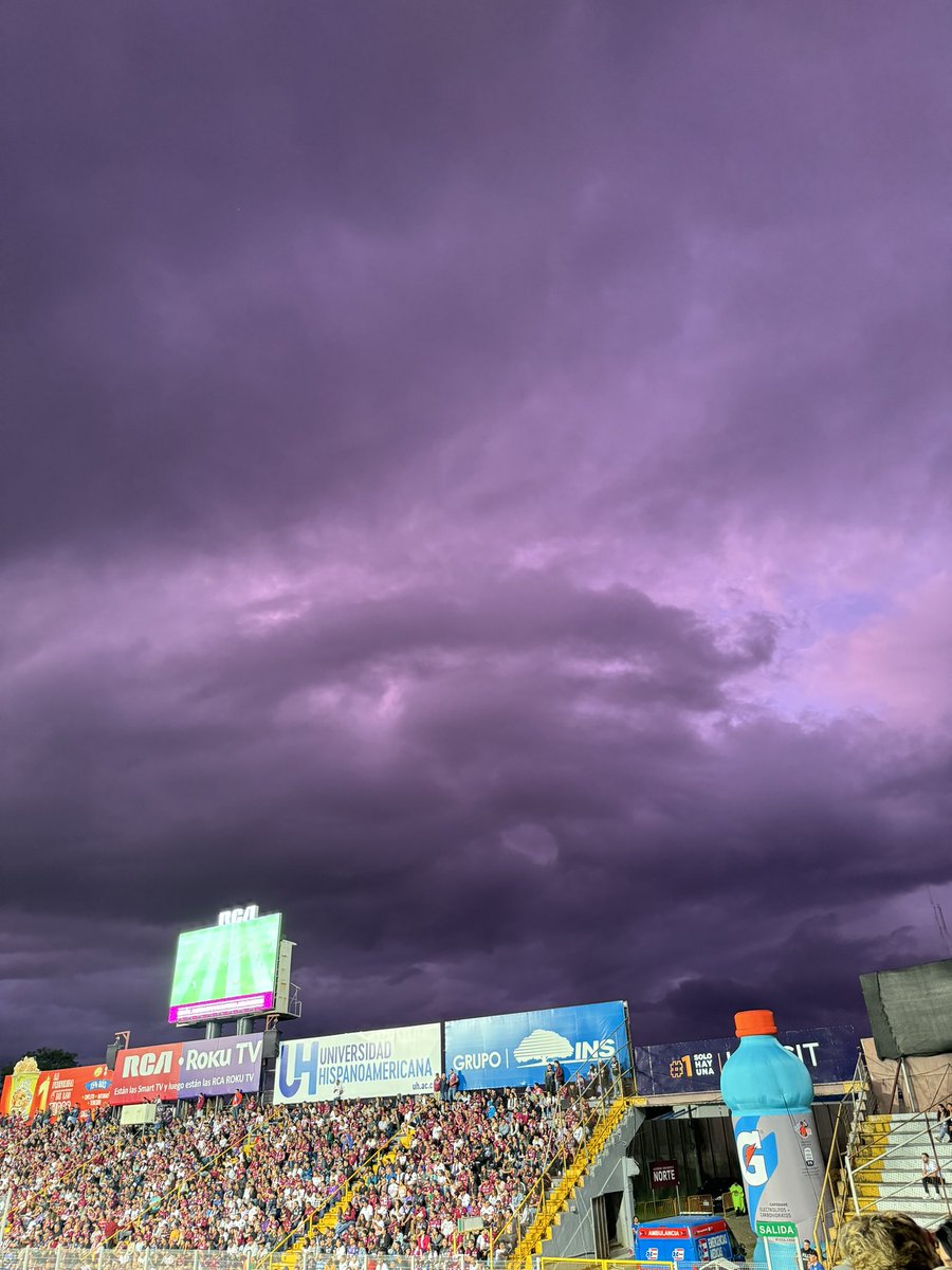 Regresó Vladimir y los atardeceres en Tibás se van a volver a ver así 💜