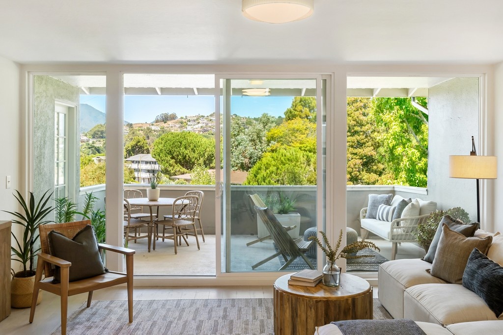 CorcoranIcon's tweet photo. This pristine top-floor end unit has dead-on Mount Tam views and is the private, secluded sanctuary you’ve been searching for in Southern Marin. https://t.co/IEak2I2X2G https://t.co/Nb4MdX1yKR