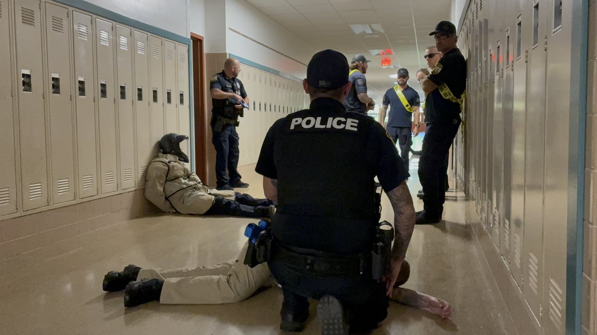 vbschools's tweet photo. 👮‍♂️👩‍🚒 Our SROs are ready for August 25!

They trained w/@VBFD &amp; other community partners to ensure students can focus on learning in a safe, secure environment. 📚

Thank you for all you do to protect us, @VBPD!

#WeAreVBSchools #VBCPSBacktoSchool #SROsRockAtVBCPS #Back2SchoolVA https://t.co/Dov71gIsdu