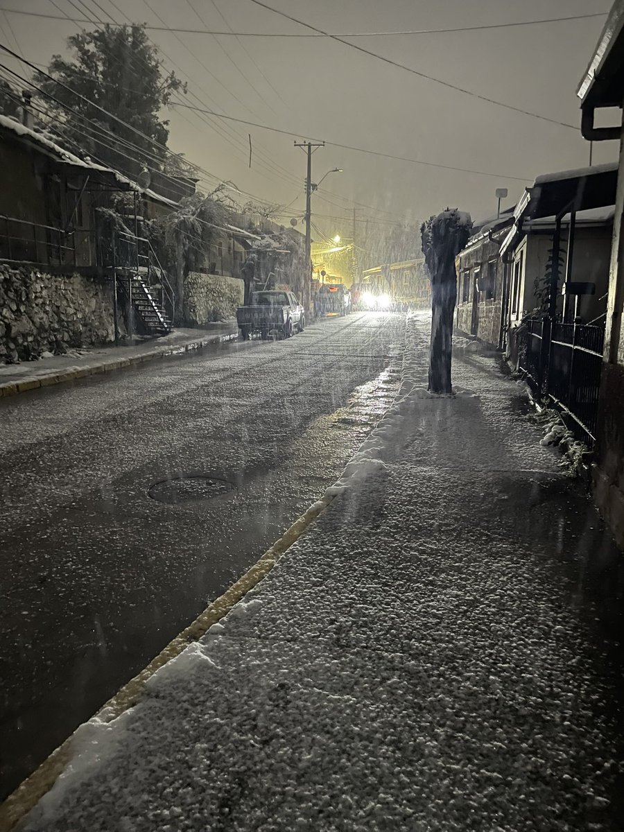1983Soto's tweet photo. A esta hora nieve nuevamente en coya, comuna de Machalí #coya #machali @reddeemergencia @Mega @CHVNoticitas_cl @OHigginsTotal @MeteoOhiggins https://t.co/bqD7R68G57