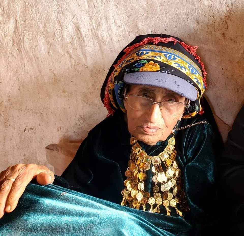 توفيت أمي سلامة، أم والدتي، ربنا يرحمها ويغفر لها لم يطل عليها عذاب المستشفى؛ الحمدلله كما كانت تتمنى وتدعو الله أن لا يبتليها بمرض الموت قبل أن يقبض روحها، لكننا سنشتاق لها ولحكاياتها ولضحكتها ولروحها الطيبة والحنونة، ترضت علينا كثير وتعلقنا بها كثير، تعرف أحفادها واحداً واحد،