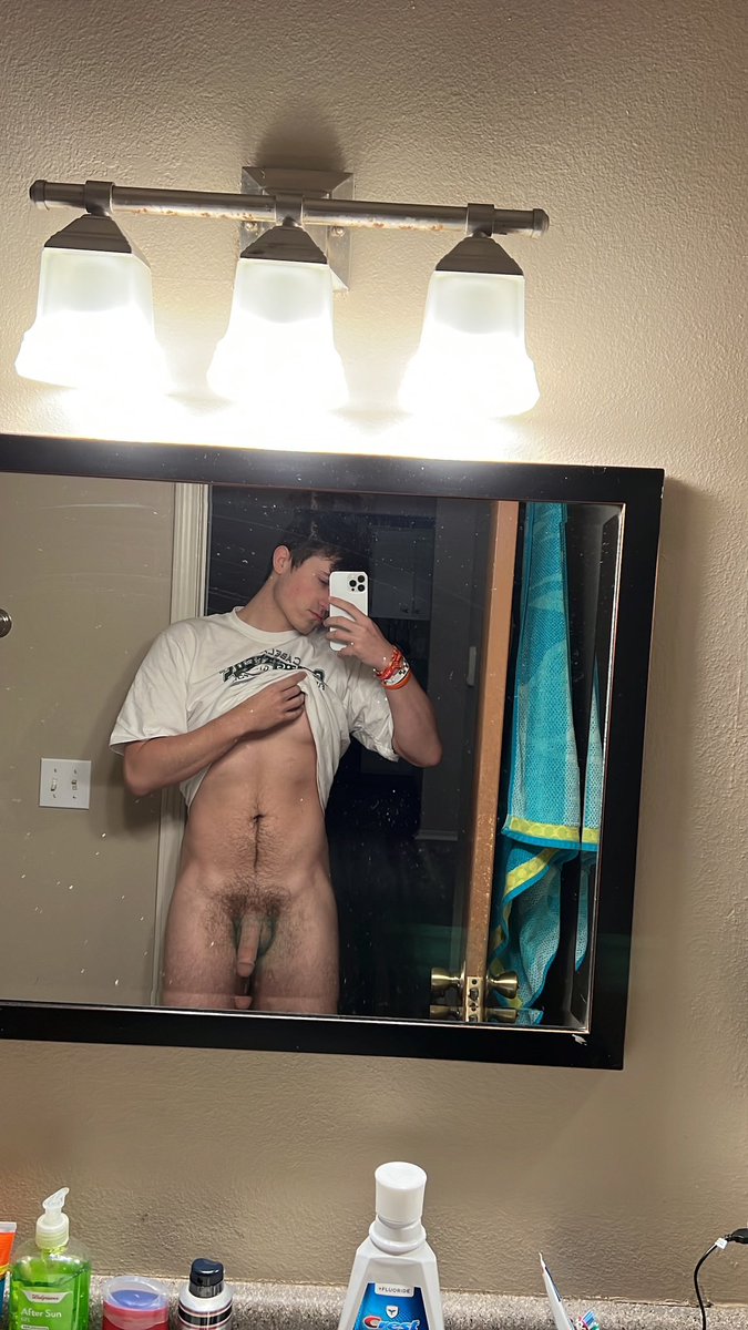 kamstonex's tweet photo. He’s hanging low https://t.co/1ypQZdOIHD