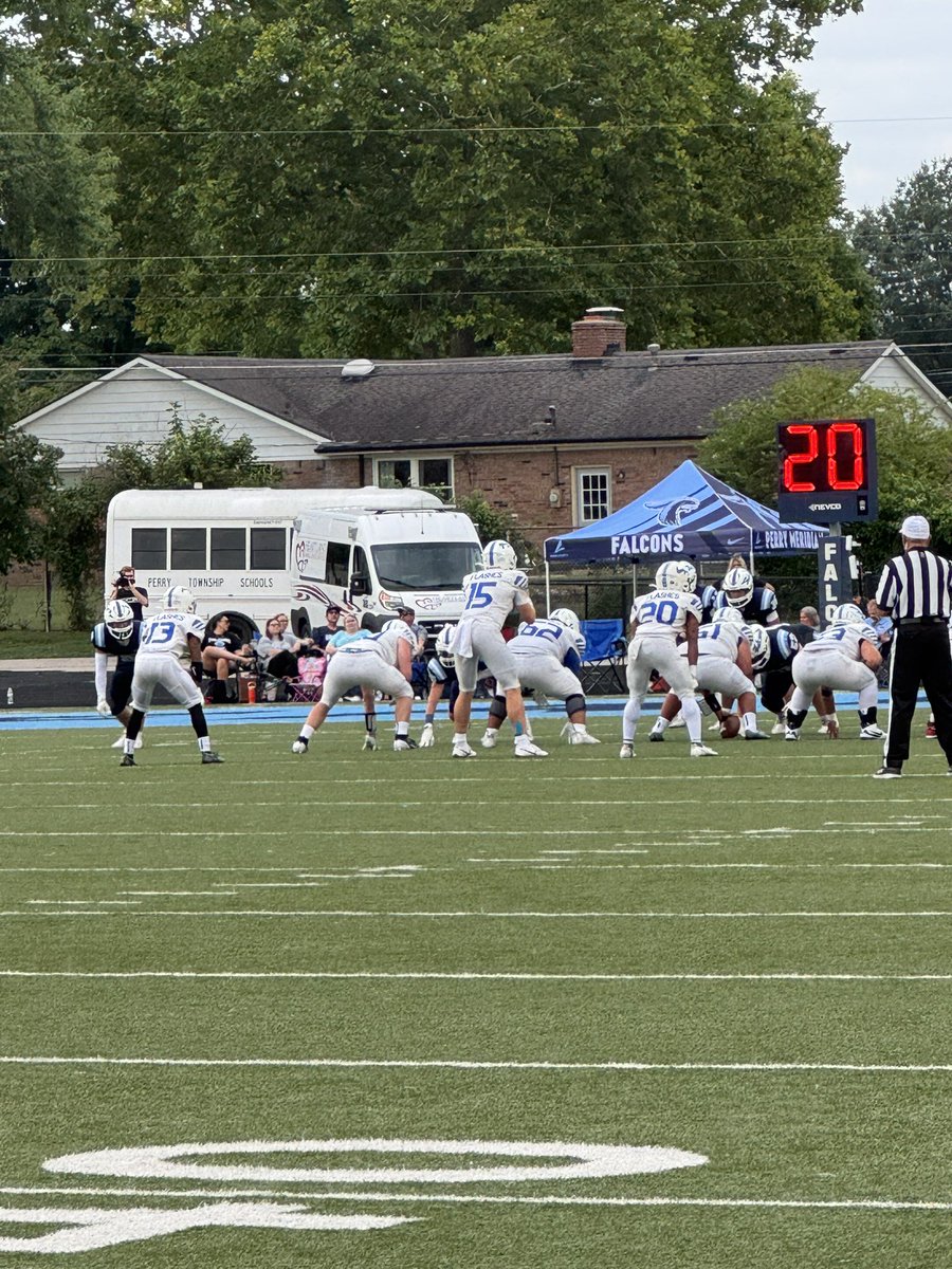 🏈 Flashes football season is officially underway vs Perry Meridian! 

9min left in the 1st Quarter 

Flashes-14
Falcons-0

#WeAreFlashes⚡️