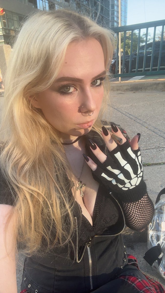 wentztrash's tweet photo. obligatory joint outside of the concert pic https://t.co/RmlPqqEYxM