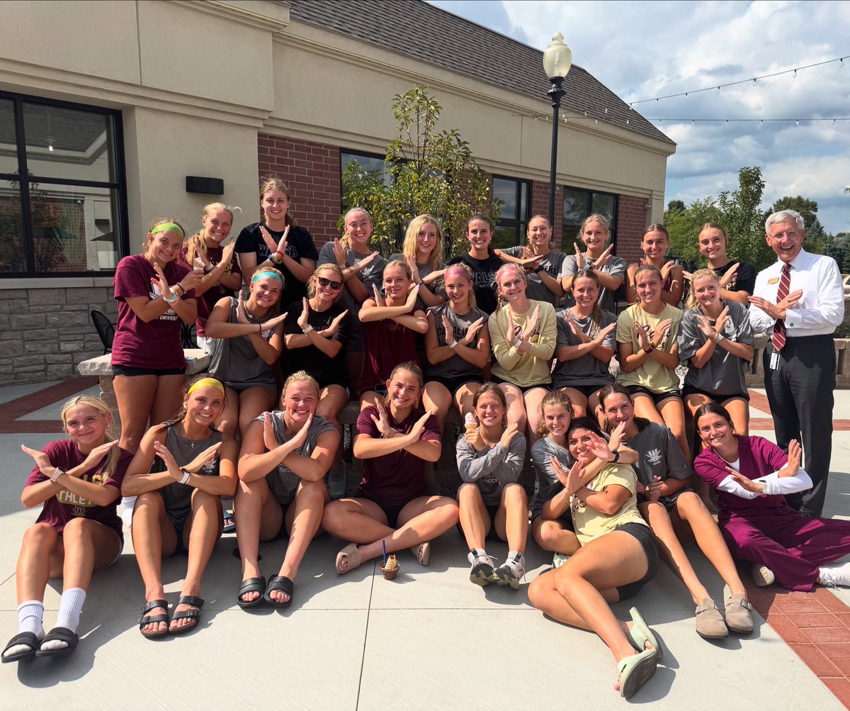 Nothing like some after practice ice cream for #19 with President Collins!! 

#Commit #SwordsUp⚔️