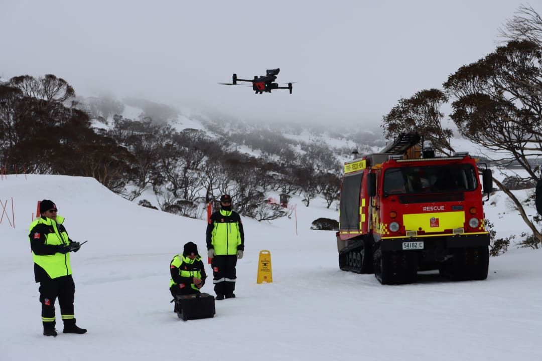 NewsCop_media's tweet image. FIRE AND SNOW ❄️ Perisher Valley firefighters want skiers, locals to be ‘fire safe’ on NSW snowfields after three blazes. Click on the following ⛓️ to read the story: buff.ly/XSAqkeS 

#frnsw #perisher #snowfields #fire