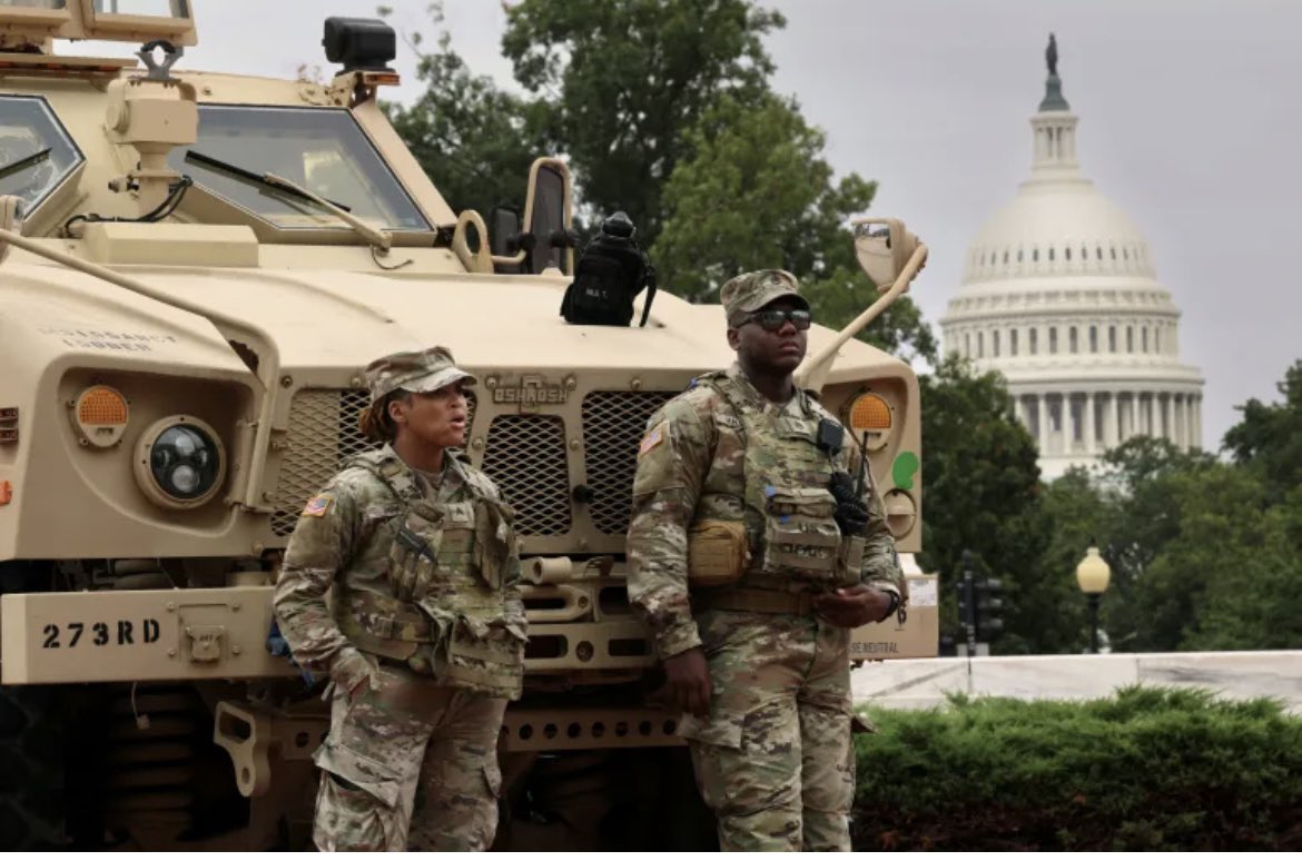 Trump limpia las calles de Washington DC. 

Ahora se puede caminar de manera segura. ¡Felicidades Trump! 

¿Puerto Rico para cuándo Jennifer activará la Guardia Nacional? O esperará a que Trump tenga que tomar el control de las calles del Narc@ Territorio.