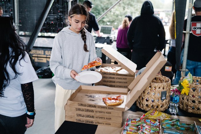 the_platfrm's tweet photo. The world’s top pro skaters eat @WildMikesPizza🍕Thank you #WildMikesUltimatePizza for throwing us a pizza party every day during the 2025 Rockstar Energy Open! You can find this tasty, no artificial anything, pizzeria-style pizza in the freezer aisle of your favorite stores https://t.co/ehMu0hyDtl