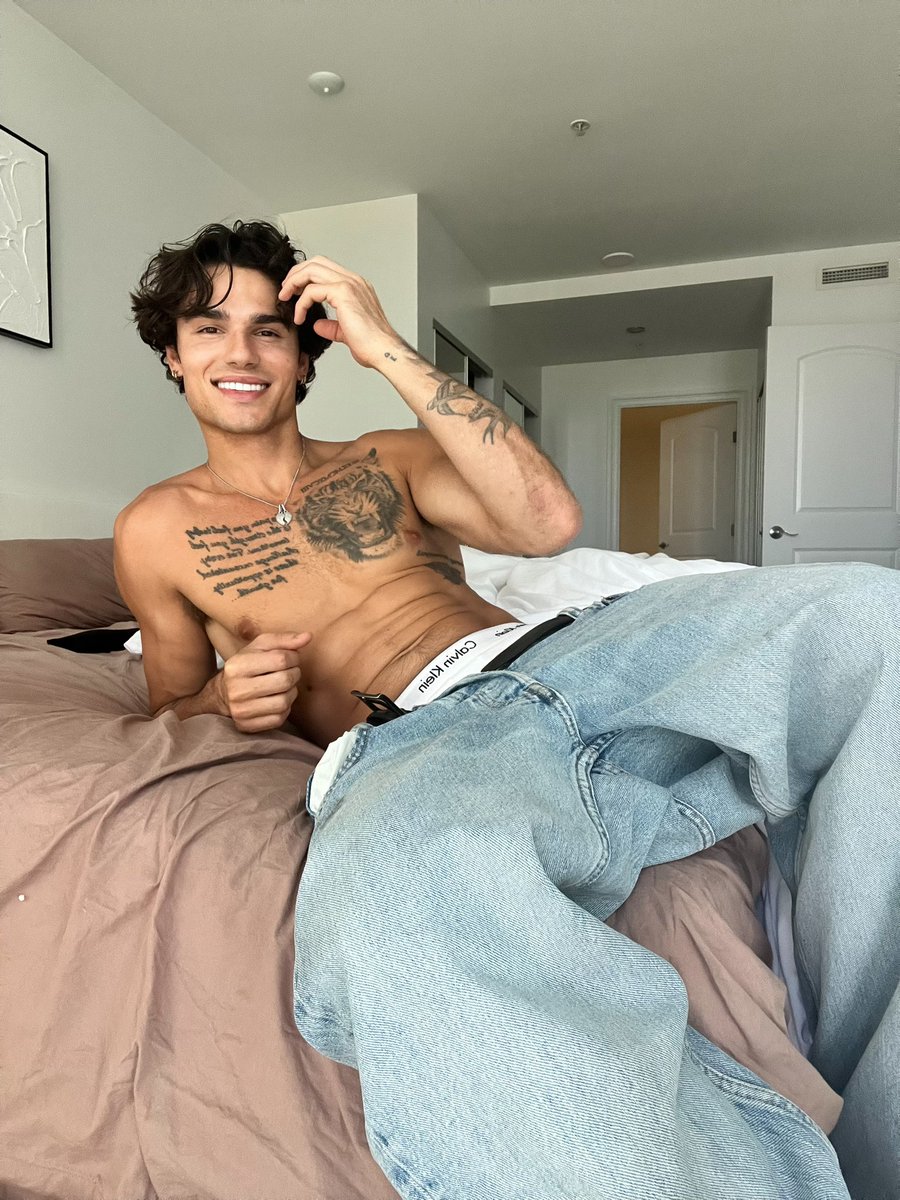 Blue jeans &amp; white Calvin’s 👀👀 
Click here to see me take it all off 👇🏽onlyfans.com/therealjaydang…