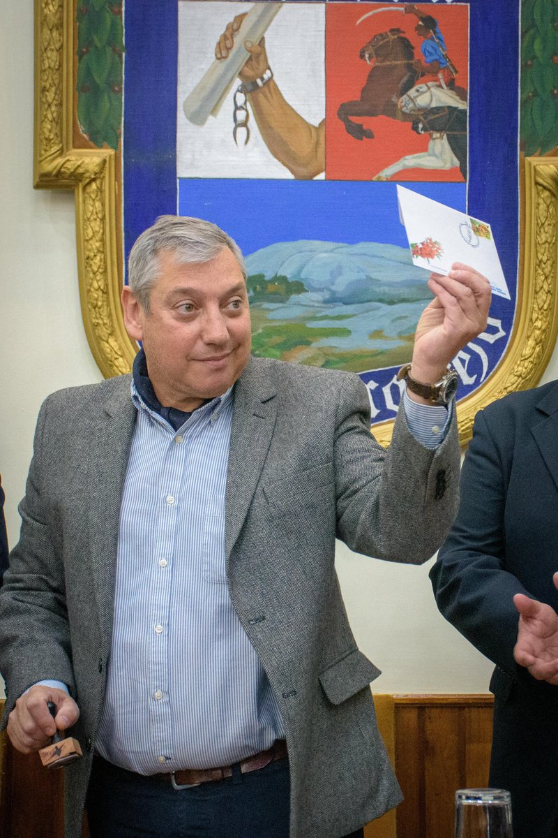 AndreaBrugman's tweet photo. Hoy se presentó el sello del Bicentenario marca un paso significativo en la historia y cultura del departamento. 
De la mano del  del Intendente @PajaroEnciso, autoridades del @correo_uruguayo quedó  reflejado el un esfuerzo conjunto para celebrar este acontecimiento histórico. https://t.co/Q2cXP3978X