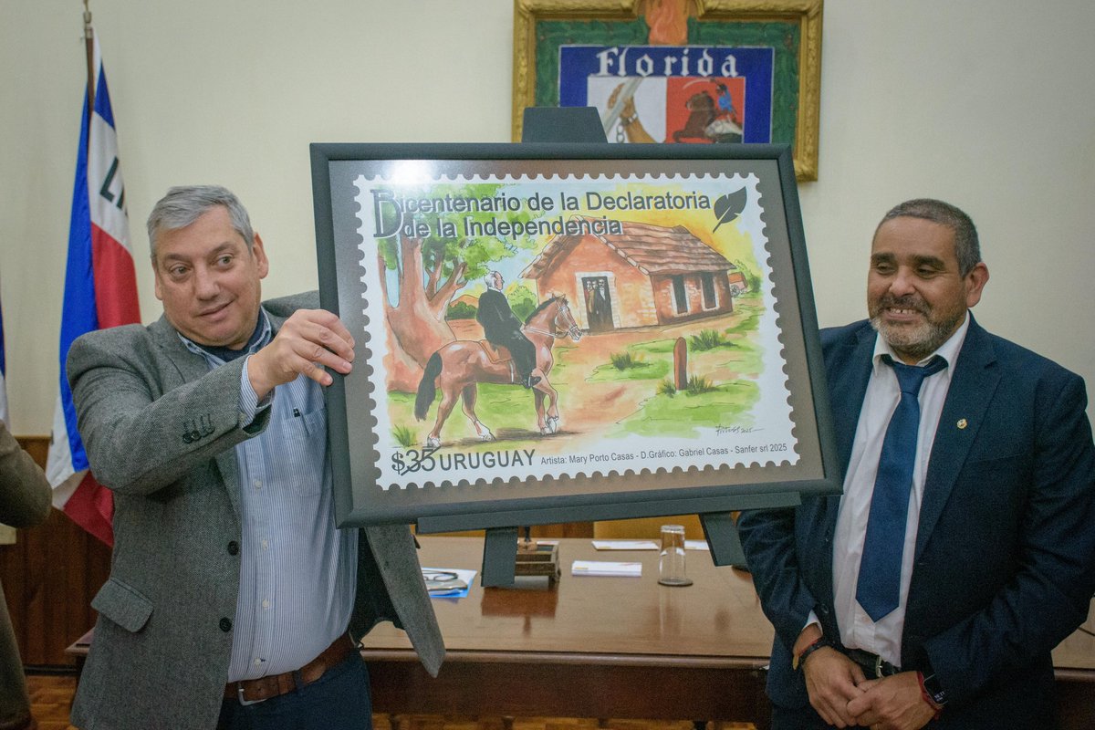 AndreaBrugman's tweet photo. Hoy se presentó el sello del Bicentenario marca un paso significativo en la historia y cultura del departamento. 
De la mano del  del Intendente @PajaroEnciso, autoridades del @correo_uruguayo quedó  reflejado el un esfuerzo conjunto para celebrar este acontecimiento histórico. https://t.co/Q2cXP3978X