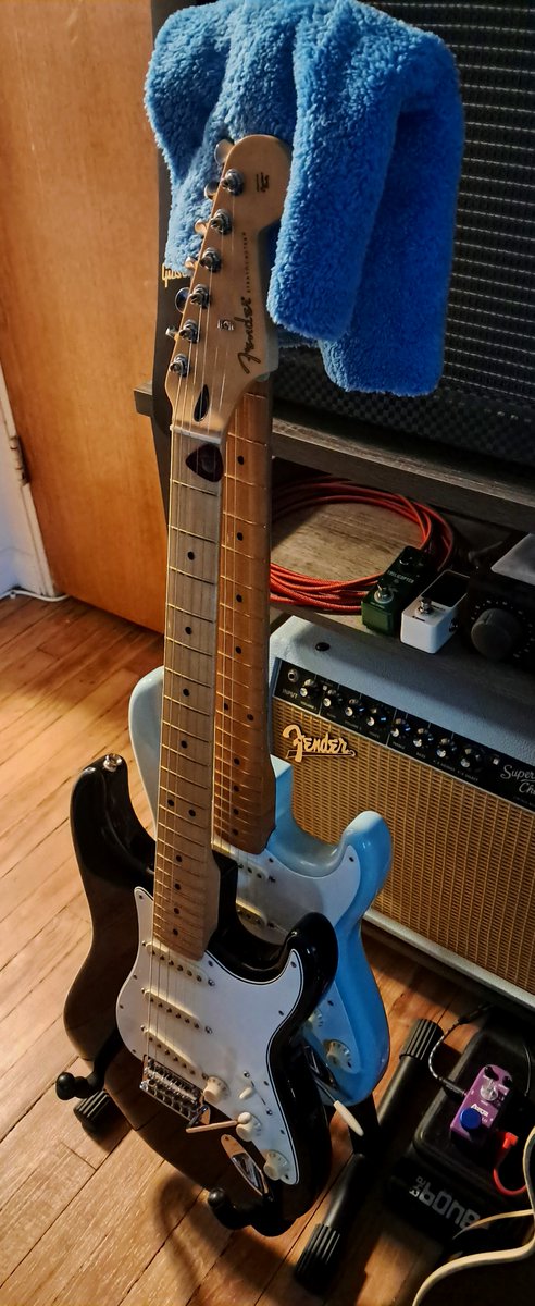 GuitarG71647302's tweet image. If any of you have one of these #ProLine stands, to keep things tidy, you can fit 2 Stratocasters on one stand. Just protect the headstock.  
It also works with Les Pauls.  ✌️🏽
#FenderFriday