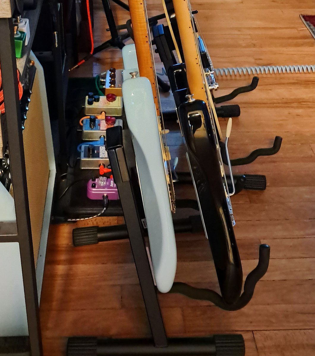 GuitarG71647302's tweet image. If any of you have one of these #ProLine stands, to keep things tidy, you can fit 2 Stratocasters on one stand. Just protect the headstock.  
It also works with Les Pauls.  ✌️🏽
#FenderFriday