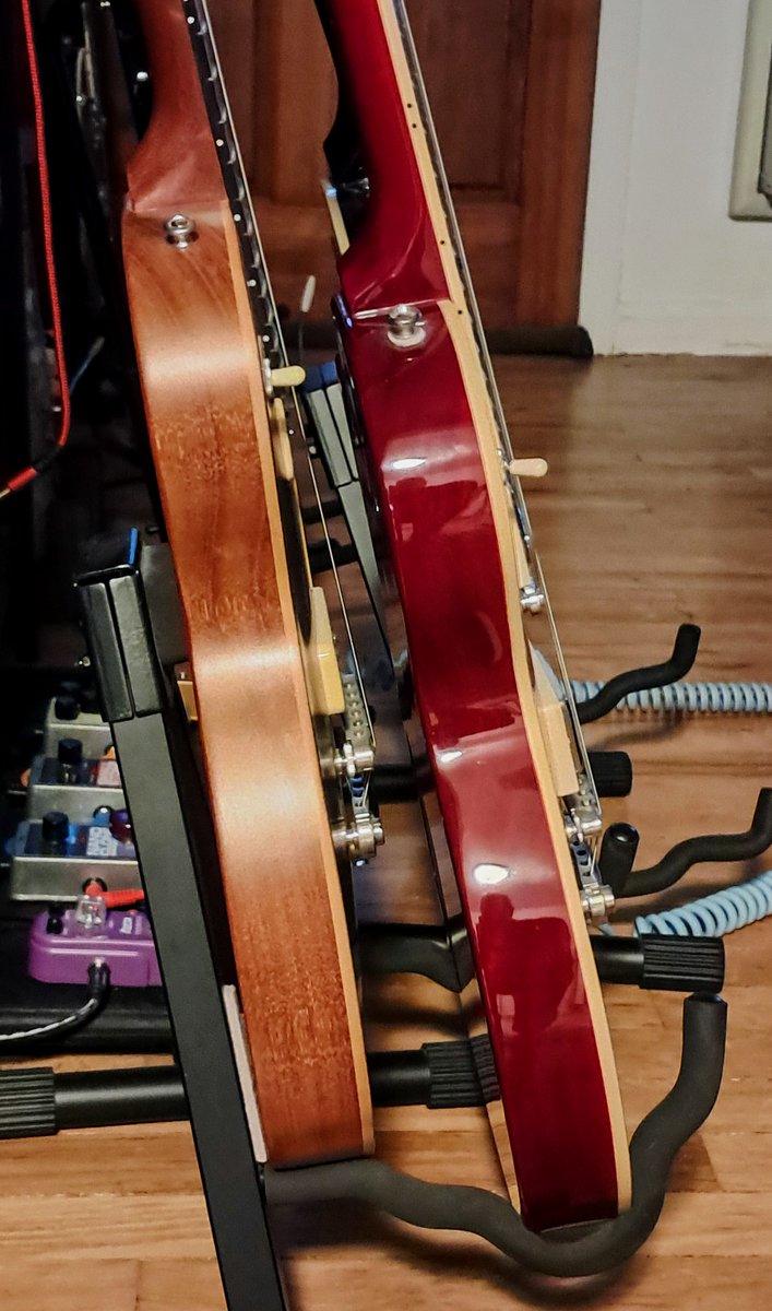 GuitarG71647302's tweet image. If any of you have one of these #ProLine stands, to keep things tidy, you can fit 2 Stratocasters on one stand. Just protect the headstock.  
It also works with Les Pauls.  ✌️🏽
#FenderFriday