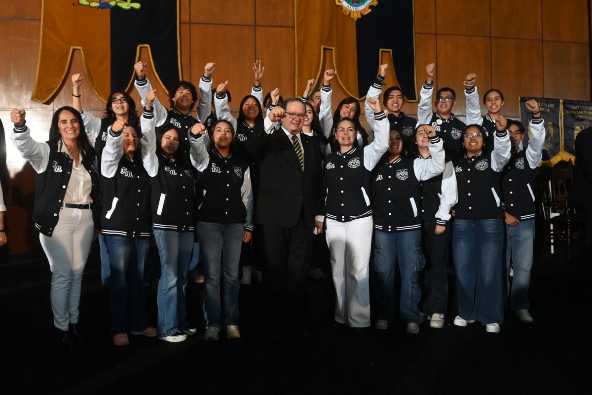 FacMedicinaUNAM's tweet photo. 🎉El inicio de una gran etapa: así vivimos la bienvenida de la Facultad de Medicina, acompañados por el Rector de nuestra Máxima Casa de Estudios, el Dr. Leonardo Lomelí Vanegas. ¡Bienvenidos a la comunidad universitaria! 🥼💙💛
#ComunidadUNAM #SomosFacMed #Gen26 https://t.co/o6BUOtDKgu