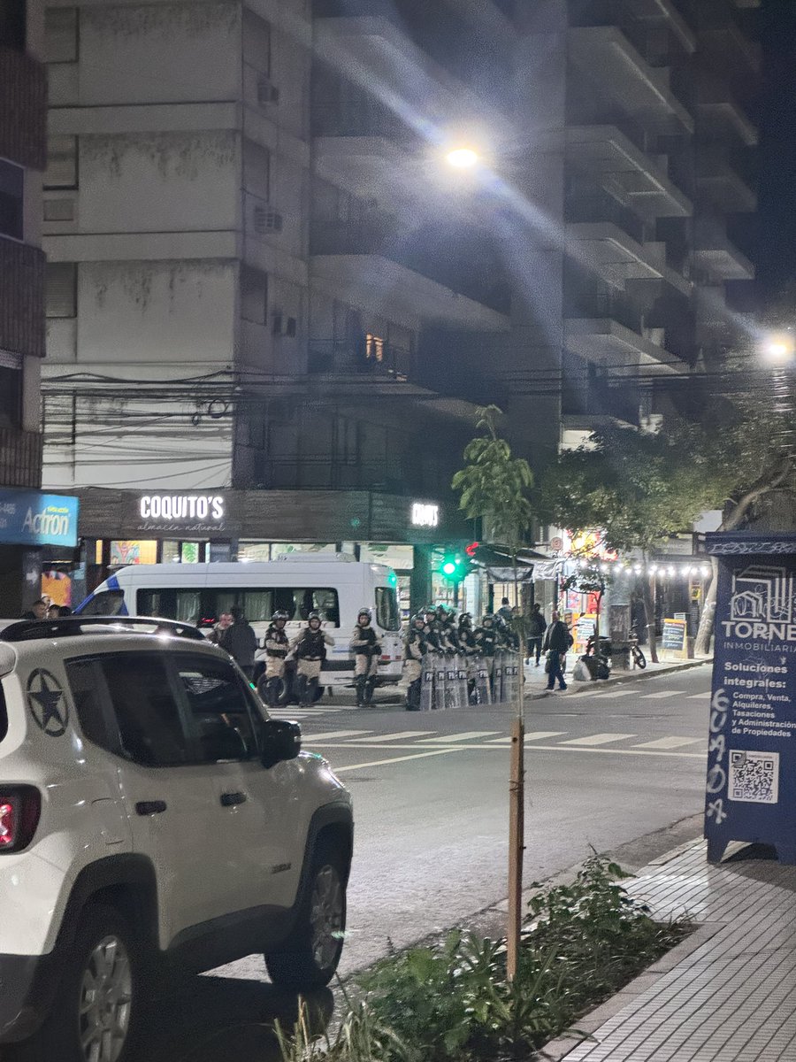 agoocola's tweet photo. cuando tenes que montar un operativo enorme, con gendarmeria, prefectura, policia federal, antiexplosivos y hasta un helicóptero es porque tenes miedo de tu propio pueblo, porque sabes que no sos bienvenido. Milei en rosario bienvenido (? https://t.co/WZi09BVzaC
