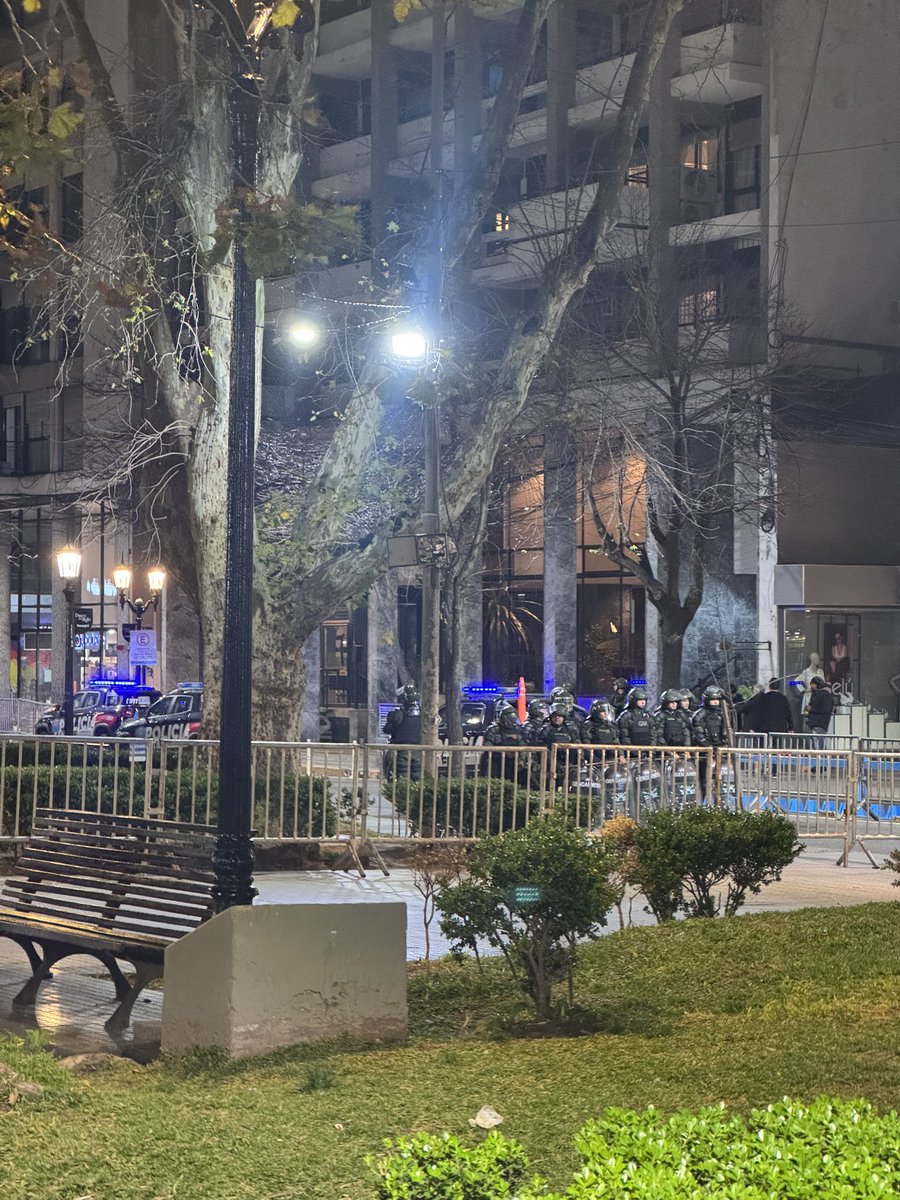 agoocola's tweet photo. cuando tenes que montar un operativo enorme, con gendarmeria, prefectura, policia federal, antiexplosivos y hasta un helicóptero es porque tenes miedo de tu propio pueblo, porque sabes que no sos bienvenido. Milei en rosario bienvenido (? https://t.co/WZi09BVzaC
