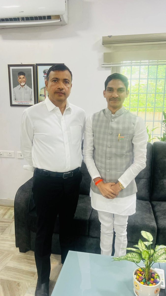 BVNaik_Official's tweet photo. ఆంధ్రప్రదేశ్ సౌత్ కోస్టల్ జోన్, గుంటూరు రేంజ్ ఇన్స్పెక్టర్ జనరల్ ఆఫ్ పోలీస్ (ఐజీపీ) సర్వశ్రేష్ఠ త్రిపాఠి ఐపిఎస్ గారిని గుంటూరులోని వారి కార్యాలయంలో మర్యాదపూర్వకం కలవడం జరిగినది…

#APPolice #APPOLICE100 #gunturrange #ips #apgov https://t.co/5Std8PyIUo