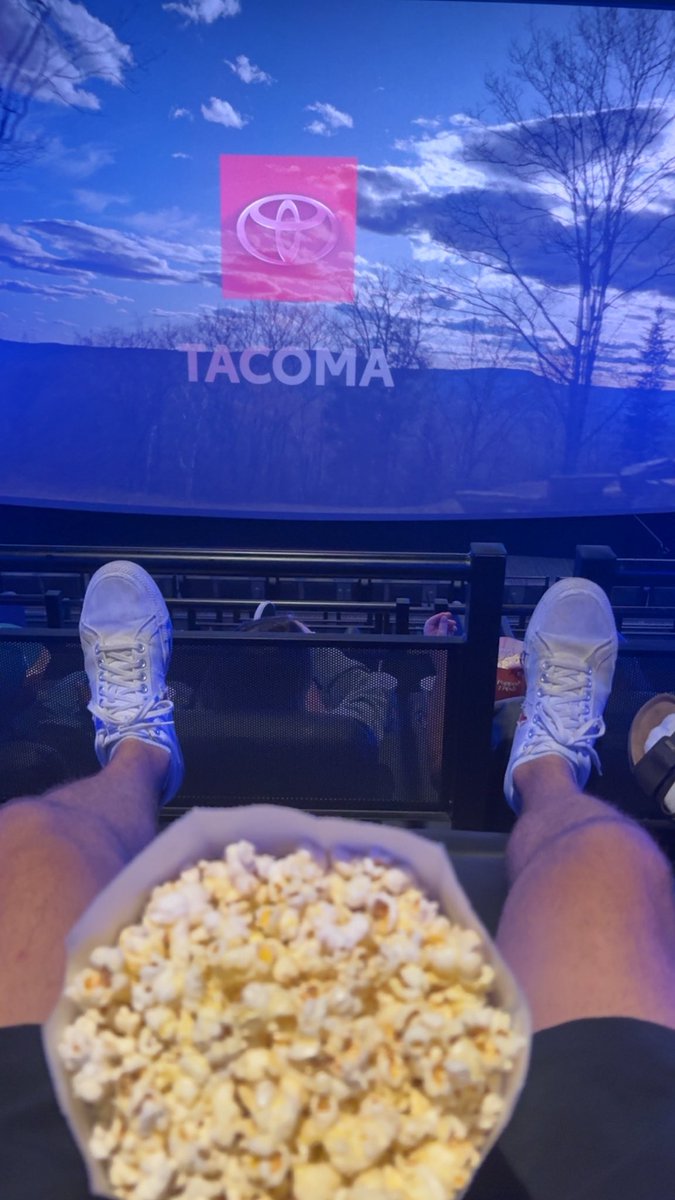 RatFetard420's tweet photo. Great theatre for an over the pants handjob #OTPHJ https://t.co/Hj6D2nisXA