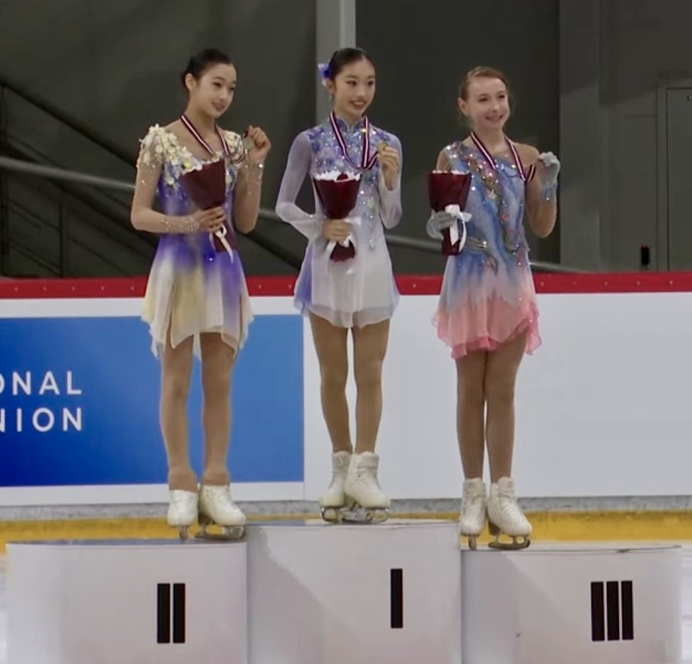 포디움 아기들 의상 색 조합 왜캐 아름다움