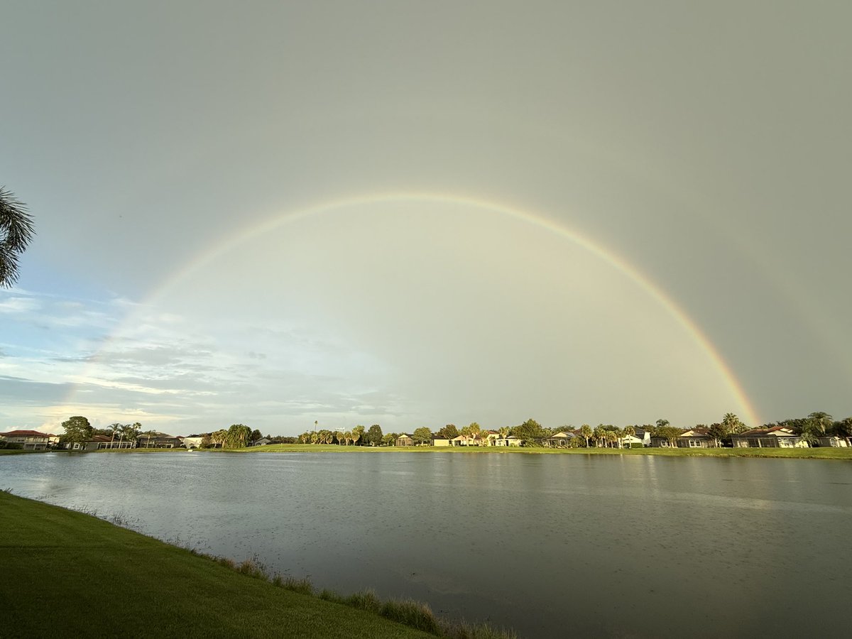 The day started off with crepuscular rays and ended with a double rainbow! #BackyardWeather #FLwx