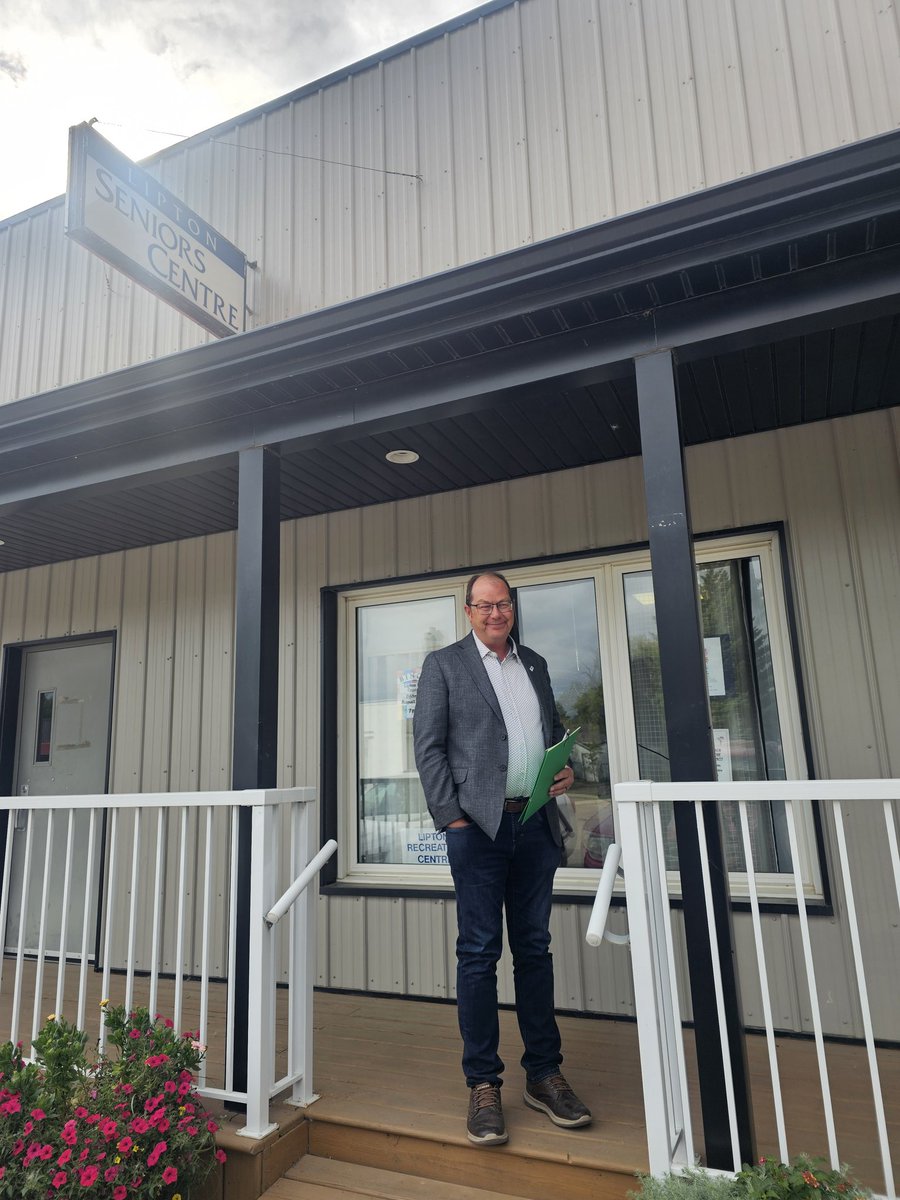 I had a wonderful day in the constituency, connecting with community members from Abernethy and Lipton. 

I began visiting the Abernethy Co-op, where we celebrated its 95th anniversary with a BBQ and cake! Every Friday, the Co-op offers a delicious cooked meal during the lunch