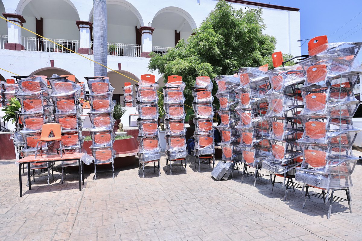 salomonj's tweet photo. BENEFICIAMOS CON MOBILIARIO A 114 ESCUELAS DE POCHUTLA Y A 120 DE TONAMECA

En San Pedro Pochutla junto a la Presidenta Honoraria del @DIF_Oaxaca, @Irma_BolanosOax, encabezamos la entrega de mobiliario escolar a 114 escuelas de nivel básico. Esta acción incluye computadoras, impresoras, proyectores, pizarrones, material deportivo, de aseo y de oficina, fortaleciendo todos los espacios educativos de esta comunidad.

Además, quiero informar que en este municipio asistimos a la inauguración de un gimnasio al aire libre, con el que se fomentará una vida saludable para todas y todos.