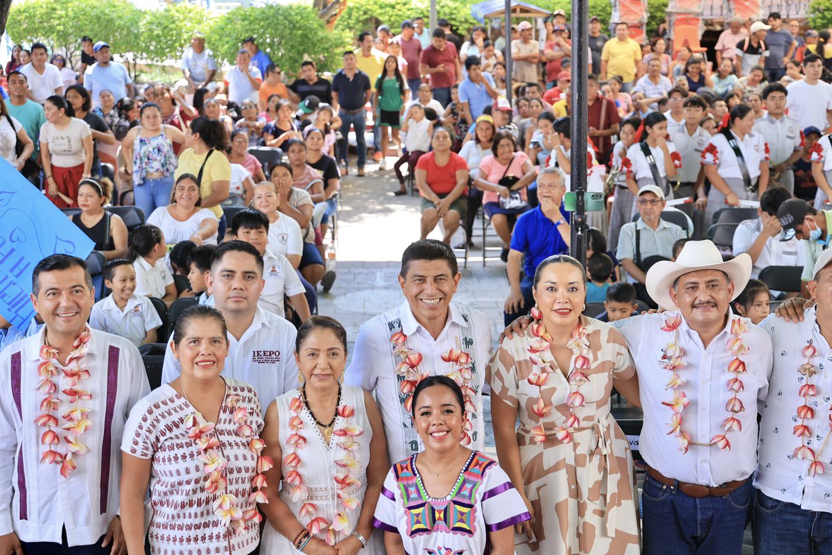 BENEFICIAMOS CON MOBILIARIO A 114 ESCUELAS DE POCHUTLA Y A 120 DE TONAMECA

En San Pedro Pochutla junto a la Presidenta Honoraria del <a href="/DIF_Oaxaca/">DIF Oaxaca</a>, <a href="/Irma_BolanosOax/">Irma Bolaños Quijano</a>, encabezamos la entrega de mobiliario escolar a 114 escuelas de nivel básico. Esta acción incluye computadoras,