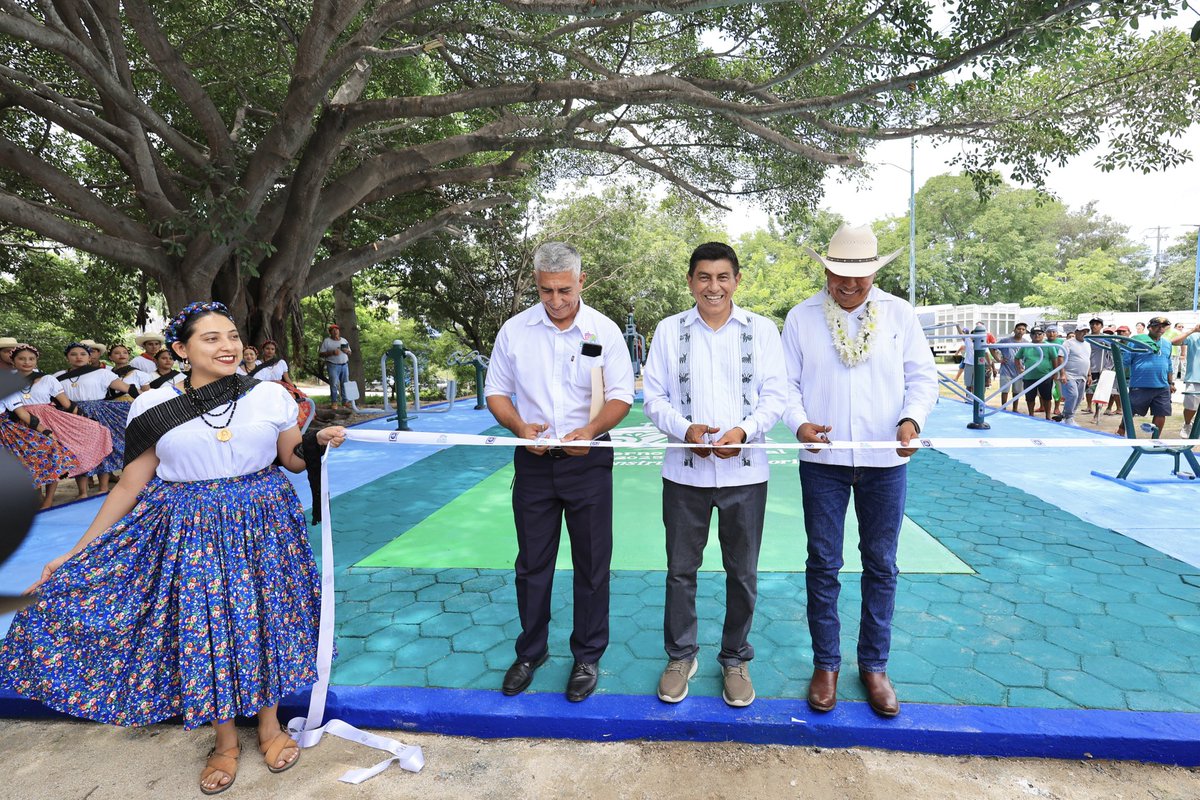 salomonj's tweet photo. BENEFICIAMOS CON MOBILIARIO A 114 ESCUELAS DE POCHUTLA Y A 120 DE TONAMECA

En San Pedro Pochutla junto a la Presidenta Honoraria del @DIF_Oaxaca, @Irma_BolanosOax, encabezamos la entrega de mobiliario escolar a 114 escuelas de nivel básico. Esta acción incluye computadoras, impresoras, proyectores, pizarrones, material deportivo, de aseo y de oficina, fortaleciendo todos los espacios educativos de esta comunidad.

Además, quiero informar que en este municipio asistimos a la inauguración de un gimnasio al aire libre, con el que se fomentará una vida saludable para todas y todos.