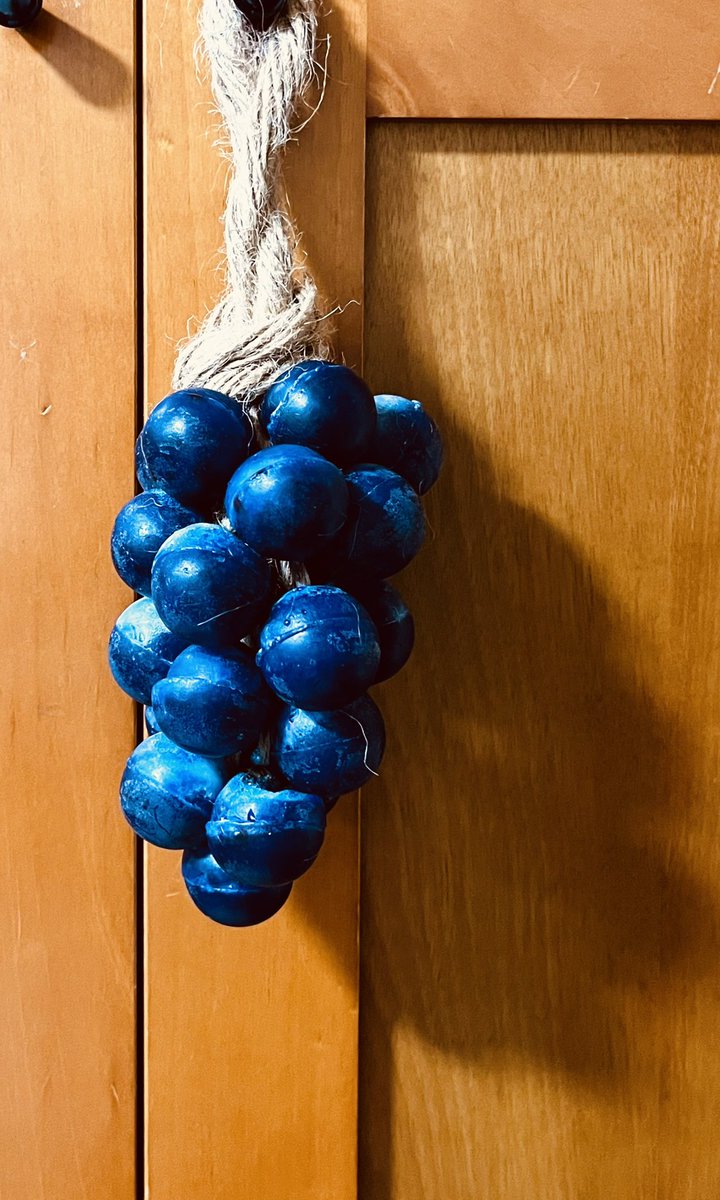 本日13-17時、谷保駅南口0分のさえき洋品●(てん)にて、今では珍しくなってしまった種あり巨峰をせっけんで再現できます。蛇口に釣り下げ、両手で揉んで手を洗います。数に限りがあり過ぎるので、お早めに。(途中参加可・無料) #ACKT #ただの店 #ただならぬみせ