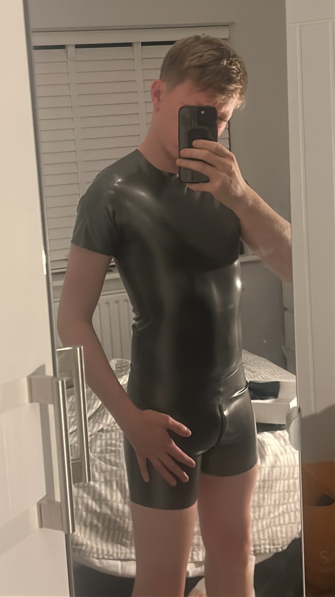 Kink alt activated 👀

Shiny subby content pending…

Help a guy out with a follow?