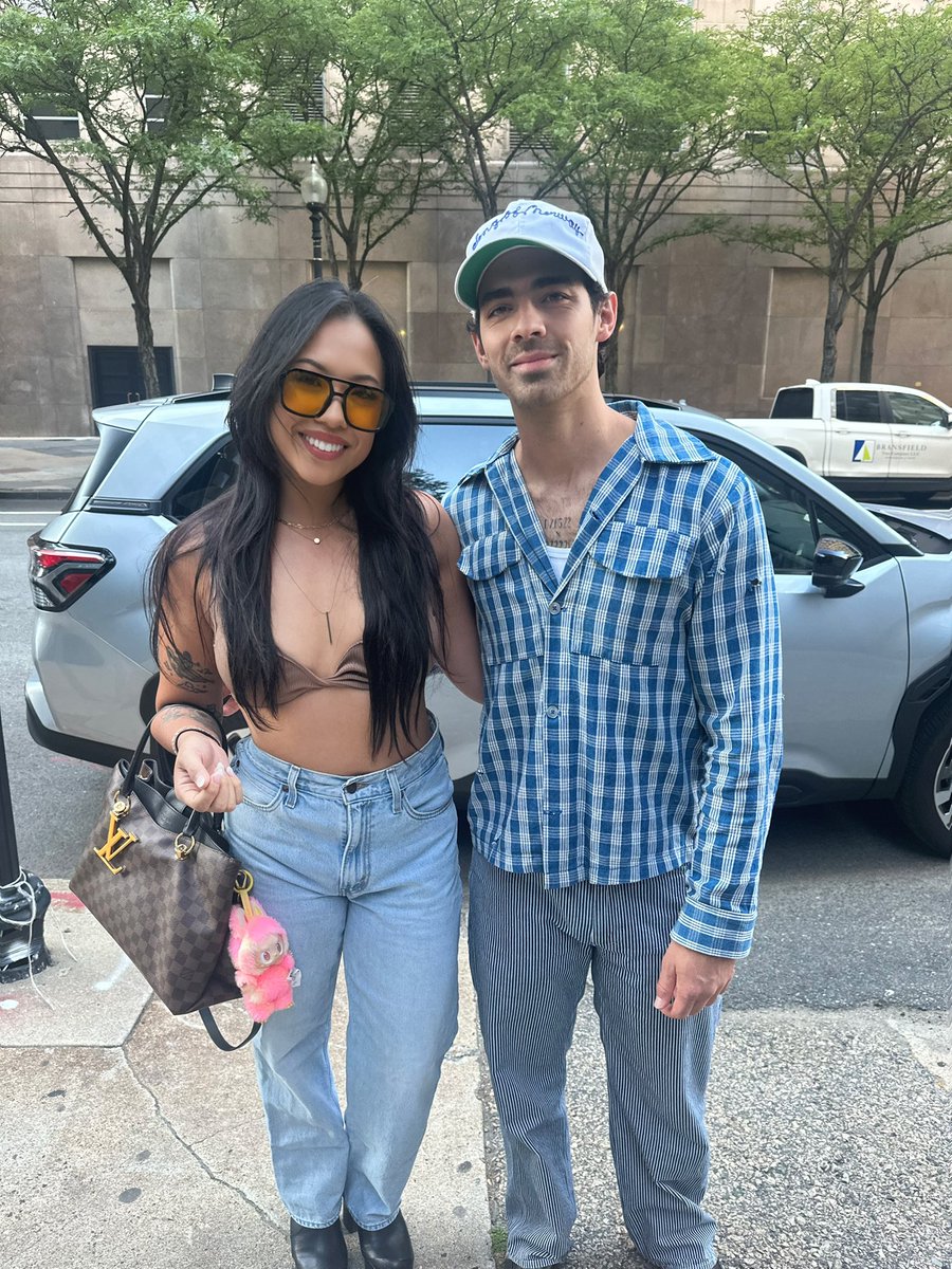 lou_ceee's tweet photo. It finally happened to me 😭 I MET JOE JONAS WALKING THE STREETS OF BOSTON AHHHHH 

(He’s so fine omfg) https://t.co/6GXqevPr2u