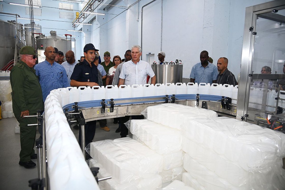 🇨🇺| El presidente <a href="/DiazCanelB/">Miguel Díaz-Canel Bermúdez</a> llegó a Cienfuegos.
Recorrió la EMI Astillero Centro, dedicada a la construcción y reparación naval.
Acompañado por el GCE Álvaro López Miera, visitó una de las embarcaciones en proceso.
Visitó una planta de productos de aseo y limpieza de la UIM.