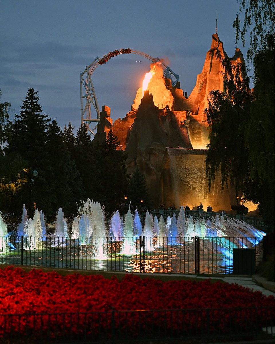 WonderlandNews's tweet image. The mountain’s alive… and AlpenFury’s just turned up the heat 🔥 A whole new skyline moment has arrived. 🤩  #AlpenFury #CanadasWonderland #ThrillSeekers  #NightPhotography #ParkPhotography