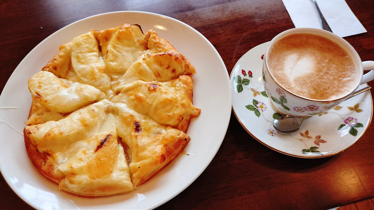 3wind5's tweet photo. #イチヂク のパフェ
#カフェ・ラテ
りんごとはちみつの #ピザ 🍕🍎🍯

とても美味しかった～(*´～｀*)
でも1人で食べたからちょっとお腹が苦しかった(笑)💦

#喫茶アップル https://t.co/DkEOeQDUoA