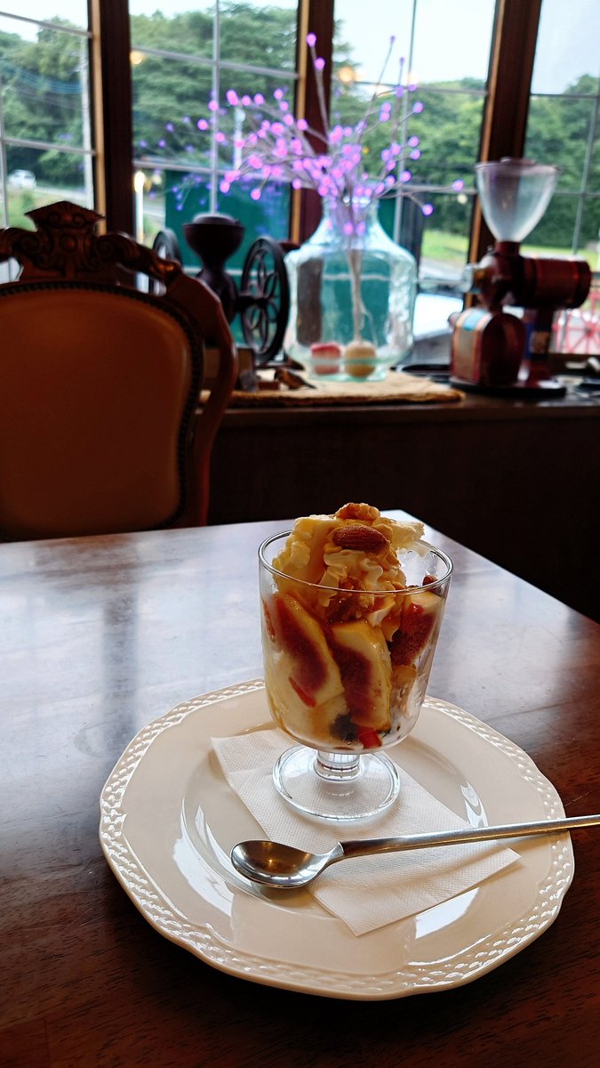 3wind5's tweet photo. #イチヂク のパフェ
#カフェ・ラテ
りんごとはちみつの #ピザ 🍕🍎🍯

とても美味しかった～(*´～｀*)
でも1人で食べたからちょっとお腹が苦しかった(笑)💦

#喫茶アップル https://t.co/DkEOeQDUoA