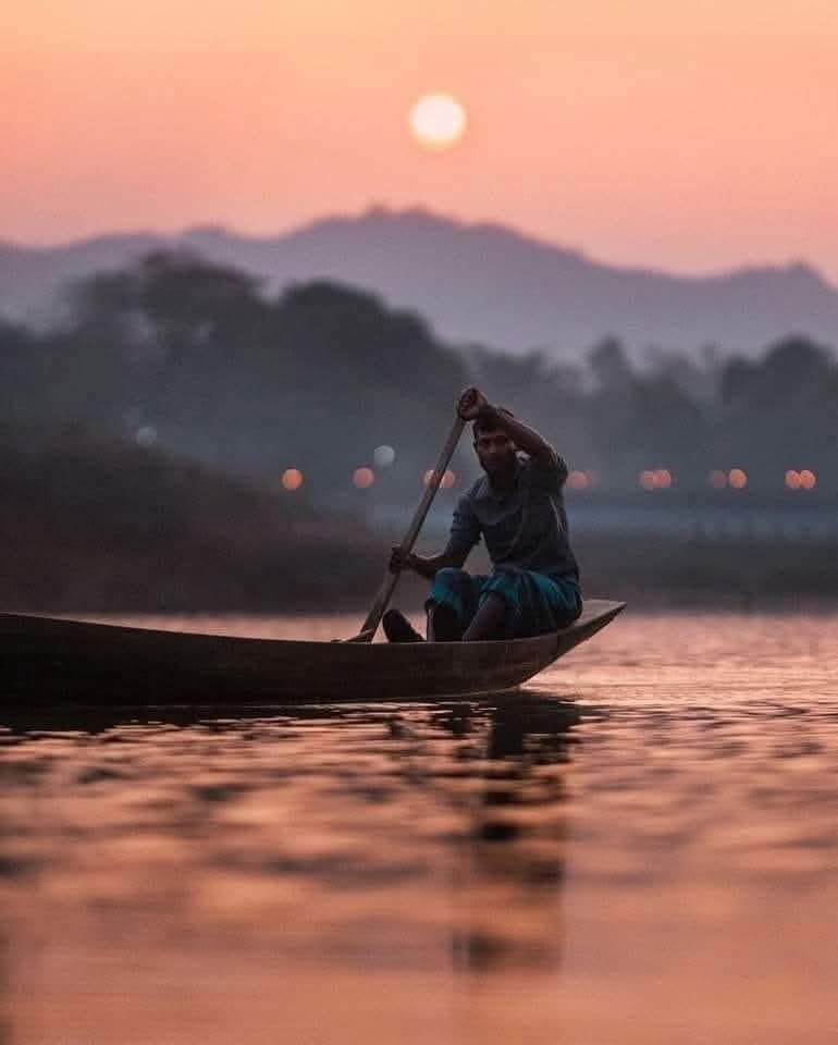 البشر أحيانًا لايفهمون أنفسهم .. 
فلا تستغرب عندما يُساء فهمك.
#خواطر_كاتب