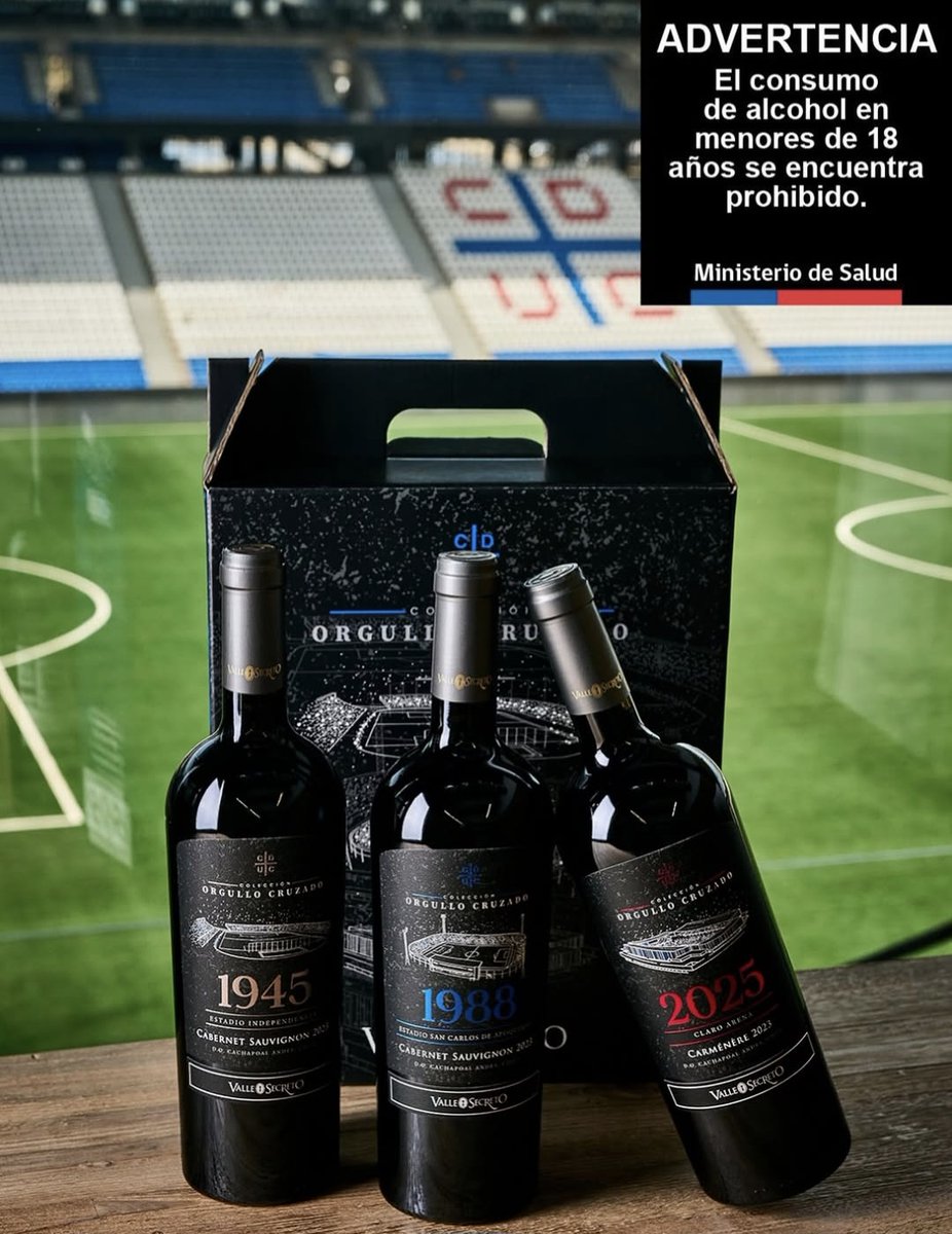 MesaCojaRadio's tweet photo. 🍷Presentan inédita colección de vinos para celebrar la inauguración del #ClaroArena y conmemorar los estadios que han marcado la historia de Universidad Católica. Esto gracias a una alianza entre @Cruzados y @ValleSecreto. 

⚪️🔵Puede comprar este pack en https://t.co/HdQap5NBiS https://t.co/Xq1o6TCdGF