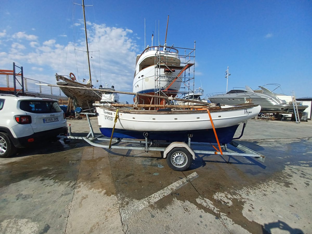 Tot a punt per marxar cap a Móra d'Ebre a la trobada inclosa dins de la seva Festa del Riu. Gràcies a la col·laboració del <a href="/CNCambrils/">Club Nàutic Cambrils</a>, hem procedit a treure el Quinòcio, fer un rentat de cara i estibar-lo al remolc per portar-lo al riu. Feina feta!