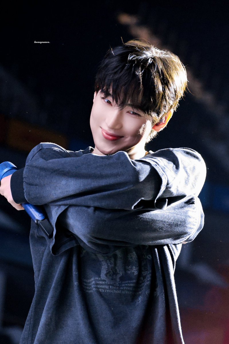 I NEED TO PINCH HIS CHEEEEEEK