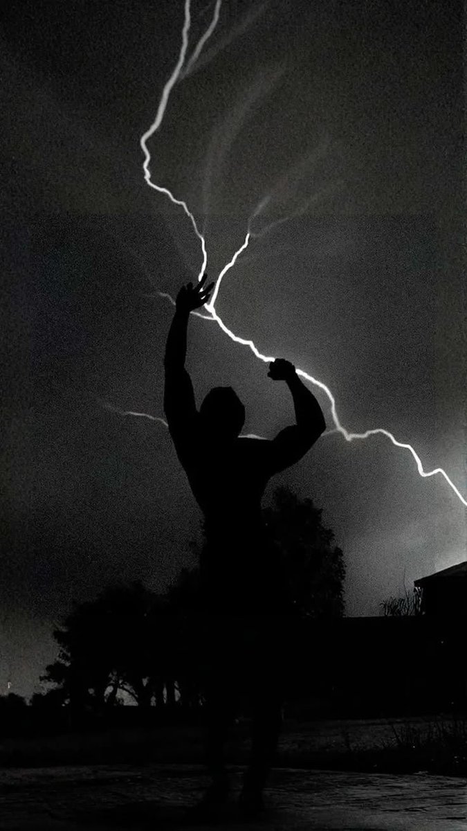 El tiempo no es tu enemigo,

lo es tu falta de acción. 

Cada día que dejas pasar sin avanzar,

alguien más se lleva el lugar que tú querías.