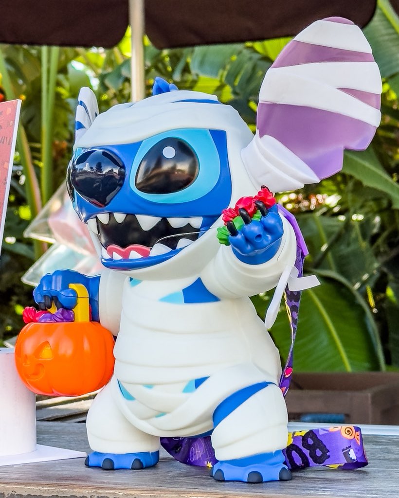 マジックキングダム・パーク」 仮装したスティッチがかわいい！ 光る