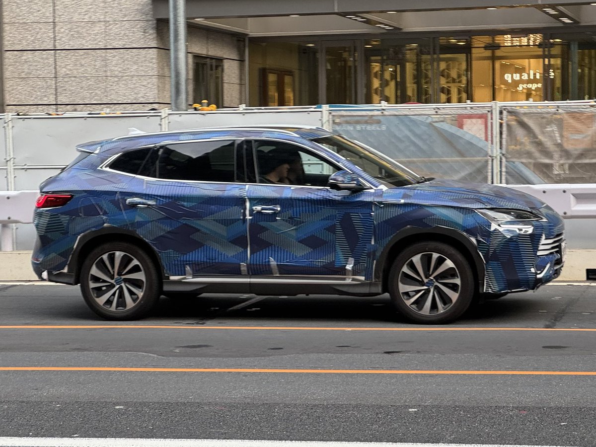 kuwa5546's tweet photo. フラフラと2軒目に向かって歩いていたら偽装されたテストカーを発見

BYDかな？ https://t.co/PwJ8tBdbpU