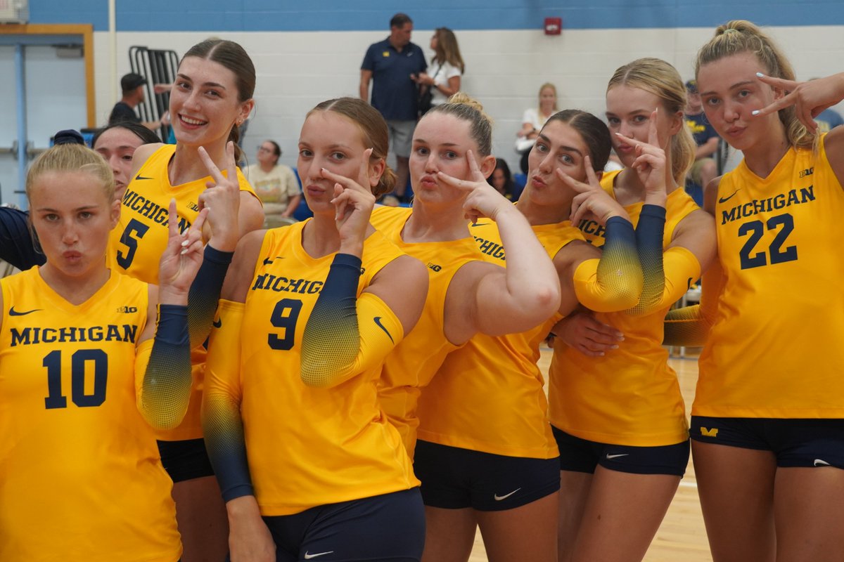 umichvball's tweet photo. Island Dubs! 

#GoBlue https://t.co/MIBfpnvScF