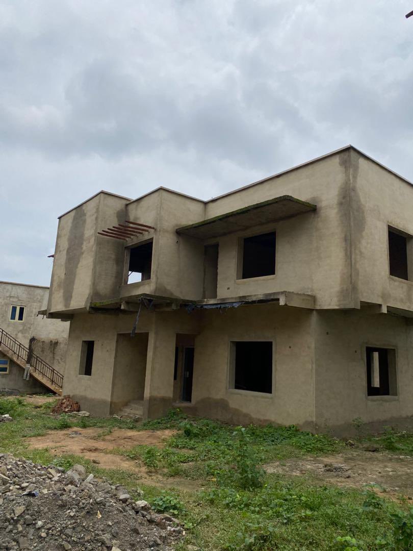 ffcrealestate's tweet photo. *FOR SALE: 4-Bedroom Fully Detached Duplex + BQ 
This property is in advance carcass stage; plastered inside and out and fully roofed. 
CofO||₦180M|| Lifecamp, Abuja
https://t.co/KnWp4z6Nyp 
08068854919,
#Lifecamp #AbujaRealEstate #HouseForSale #duplexforsale #BBNaija https://t.co/uNgr0VK2tp