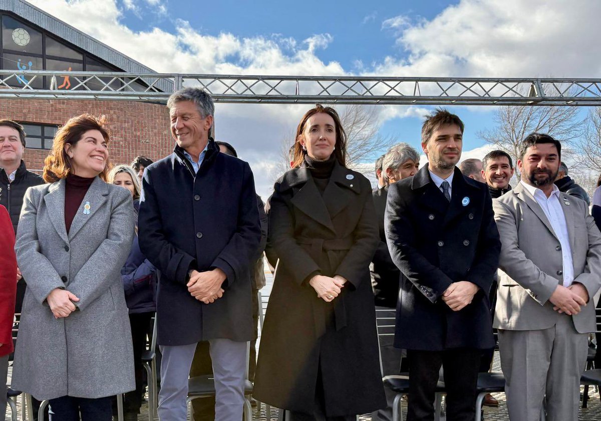 gustamenna's tweet photo. 90° ANIVERSARIO DE RÍO MAYO CON VISITA DE LA VICEPRESIDENTA DE LA NACIÓN 

Junto al gobernador @NachoTorresCH, la vicepresidenta de la Nación @VickyVillarruel, el intendente Gustavo Loyaute, la diputada nacional @AnaClaraRomer, la senadora @EdithTerenzi, intendentes de la mayoría de las localidades de la provincia y la comunidad de Río Mayo, compartimos la celebración por el 90° aniversario de esa querida localidad del sur del Chubut. 

Participamos de reconocimientos a pobladores, de la entrega de aportes económicos para impulsar actividades sociales, deportivas y productivas, y de la firma de convenios que permitirán concretar nuevas obras de infraestructura.

Fue muy emotivo contar con la presencia de la vicepresidenta, escuchar su sentida evocación del tiempo que vivió en Río Mayo durante su niñez, su humildad y cercanía en el trato con los vecinos, su gesto de visitar la vivienda del Regimiento de Infantería 37 en la que vivió con su familia, y sus sentidas palabras al reconocerse “chubutense por elección”.